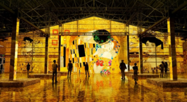 エプソンの高輝度プロジェクターが採用