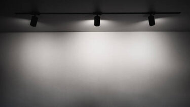 プロジェクターは壁の色が大事？結論と理由を徹底解説